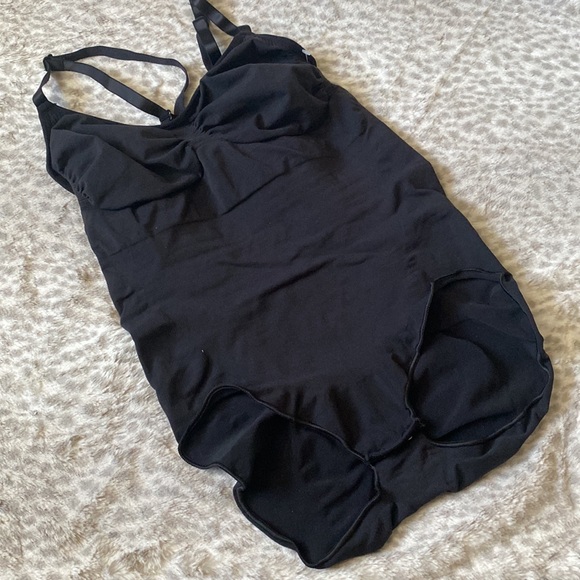 Skims Sculpting Bodysuit - Picture 2 of 5